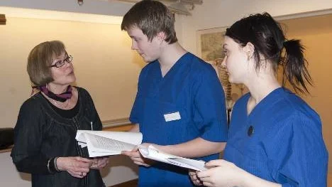 Vårdläraren Hjördis Eklund ger råd och tips till William Mårtensson och Maya Bergström inför kvalet till yrkes-SM i omvårdnad. Det blev till slut en andraplats i kvaltävlingen som i går avgjordes i Sundsvall. (Arkivbild)