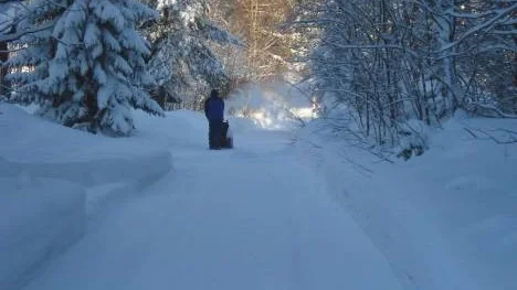 Vår granne har sett ut som en snögubbe dom senaste veckorna, kört slunga dygnet runt på Jössevägen, men snart är det sommar, konstaterar Janne Höglund.