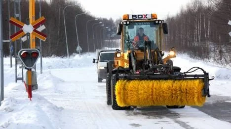 Leif Öhgren kan obehindrat köra längs vägarna. När det är dags att snöröja järnvägsspåren kopplas rälshjulen in. En unik maskin som bara finns i Piteå.