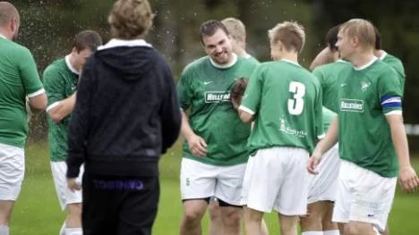 I går vann Jävre seriefinalen mot Lillpite med 3-0. Efter slutsignalen firade laget och lyckan var stor. "Vi åkte ut i fjol och hade som målsättning att vinna sexan i år, jag vill ge en stor eloge till dem som stannade. Jag är hur stolt som helst", sa Jävres tränare Jörgen Westerlund (i mitten).