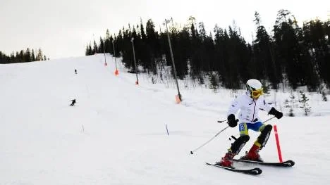 Linnea Utterström, nio år, från IFK Arvidsjaur alpina har vunnit nio av tio tävlingar. Klubben har aldrig åkt på Prästberget så här sent på våren.