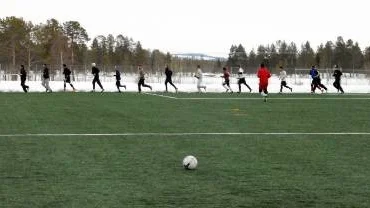Träningsviljan finns. Konstgräsplan finns.  Fotbollsspelare finns. Allt finns - utom en tränare.  Foto: BERTIL SUNDKVIST