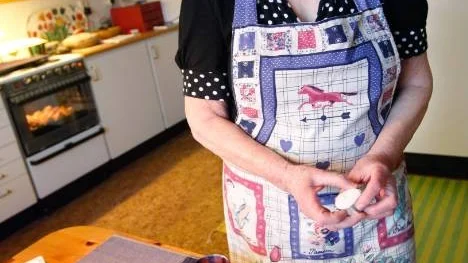 Plötsligt övertändes värmeljuset på hörnbordet i Norma Perssons vardagsrum och en stor låga flammade upp. "Jag blev fruktansvärt rädd, och förvånad, men jag är glad över att det trots allt slutade väl", säger Norma som vill passa på att varna andra för den falska säkerhet som värmeljus ofta inger.