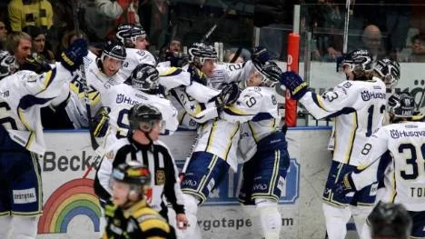 Spelarna i HV71 jublar efter vinsten mot Skellefteå. Nu leder HV71 semifinalspelet med 2-1 i matcher.
