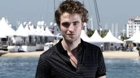 5 inspirationskällor: Robert Pattinson - Även om hans hårhygien inte är den bästa så är frisyren snygg i sig, lite slarvigt surfaktig och moderiktig.