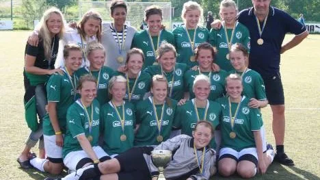 Med segerbucklan framför sig jublade ÄIFs tjejer F16 över vinsten i Umeå fotbollsfestival. Med bara ett insläppt mål mot 29 gjorda var segern solklar.