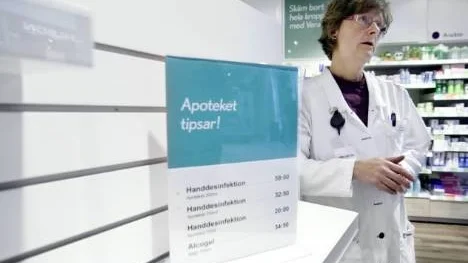 Receptarie Maria Holmqvist, Apoteket Falken i Gallerian Piteå, får förklara för alla kunder som är ute efter handsprit att dessa varor tyvärr har tagit slut på grund av en oväntat stor efterfrågan.