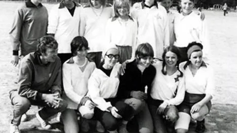 Dessa tjejer ingick i det IFK-lag som i damfotbollens linda vann inlandsserien 1970 och 1971. Stående från vänster, Marita Stenlund, Naima Holmlund, Anette Granström, Elisabeth Åhman, Christina Hagström, Kerstin Edström, Evy Utterström. Knästående från vänster, Ivan Stenlund (tränare), Gertrud Åhman, Gerd Åhman, Kristina Åhman, Sig-Britt Lindmark samt Gudrun Sandberg.