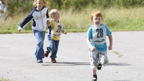 Den yngsta klassen var barn födda 2001 och senare. Här är det Petter Labba som springer 600 meter vid skolan i Övre Tväråsel.