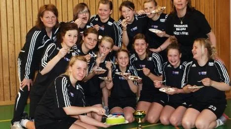 Lillpite IF:s flickor 95-lag firar med tårta: Längst bak från vänster: Britt-Marie Edlund (tränare), Amanda Lidman, Hanna Gustfsson, Elin Grahn, Matilda Nilsson, Maria Grahn (tränare). Nedersta raden från vänster: Fanny Lindblom, Hanna Vikström, Beatrice Vinberg, Sanna Karlsson, Matilda Eman, Sofie Holm, Olivia Vikström,  Längst fram: Julia Nilsson (lagkapten). Saknas på bilden gör Johannna Edström  och Malin Vikström (tränare).