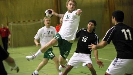 Claes Forsberg vräker sig fram och sätter ett av sina sju mål i Strömnäs GIF:s match mot HK Stockholm. En match som blev dramatisk, men Strömnäs vann med 30-29. Det var lagets andra raka seger.