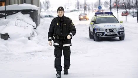 Att finnas där ungdomarna finns, men också att göra hembesök, är effektivt för att motverka riskbeteenden hos unga. Kriminalinspektör Jonas Sköld berättar att polisen nu mer regelbundet ska göra hembesök tillsammans med socialtjänsten.