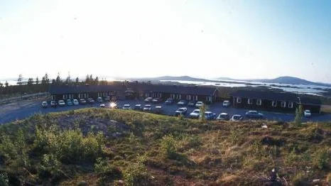 Silverhatten tidigt 70-tal. Ett nytt hotell med  29 rum. Färgsättningen påverkades av Försvarsmakten som inte ville att  hotellet skulle synas allt för mycket.