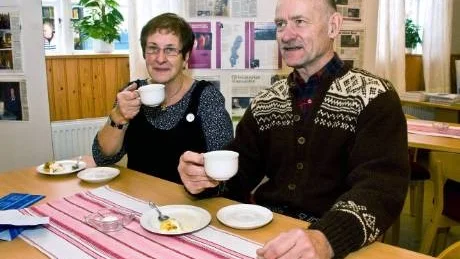 KAFFE MED GOTT SAMVETE. Ester Granström, Boden, och Sven Bergman, Mora fikade rättvisemärkt på Världsbutiken i Gunnarsbyn.