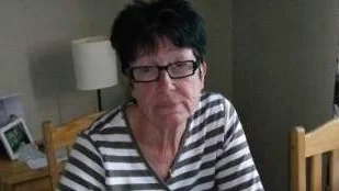 PENGARNA KRYMPTE. "Vi ska väl betala till lönen åt Anders Sundström", säger pensionären Gunilla Landström.