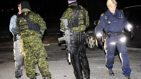 TRE MÄN ANHÅLLNA. Tre man greps under måndagen och anhölls senare misstänkta för bankrånet i Älvsbyn.