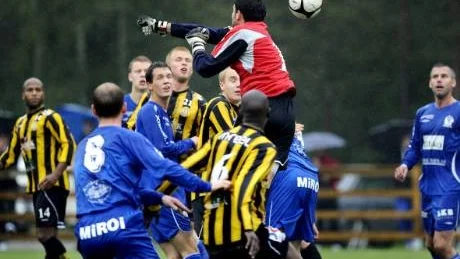 missen. Friska Viljors målvakt Andrian Negai missade utboxningen innan Alviks 1-1-mål. Foto: Andreas Wälitalo