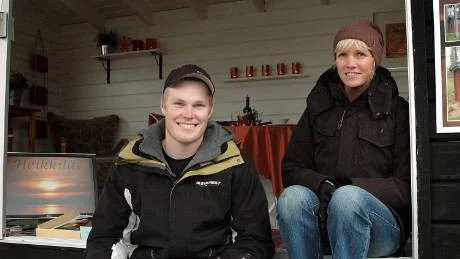 HUSLIGT. Anton Björnfot och Karin Stridsman nöjer sig inte med det lilla. De slår på stort och säljer en hel stuga. Foto: Åsa Poromaa