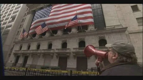 PÅ PLATS. Som om Wall Street inte lidit nog. I Capitalism: A love story är Michael Moore på plats med kamera och megafon.