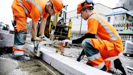 BERÖM. I början fick vi rätt mycket negativa kommentarer och det gnälldes, men nu när folk ser hur fint det blir så sägs det mycket positivt. Det är roligt säger anläggningsarbetarna Torbjörn Larsson som pendlar från Älvsbyn samt unga bröderna Jonas och André Engelmark.