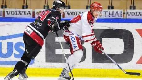 VASS. Skellefteålånet Erik Karlberg stod för fyra poäng när Piteå besegrade Mathias Holmgrens Luleå Rebels med 6-0. Karlberg bildade kedja med Daniel Olofsson och Kent Lindberg - kedjan låg bakom fem av Piteås sex mål.
Foto: Andreas Wälitalo