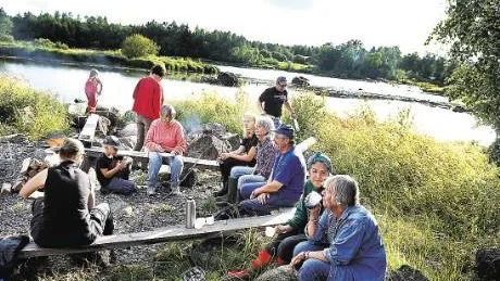 KLANTRÄFF. Familjen Lindström kommer från Råneå men är i dag utspridd till många andra orter. Men till kräftfisket samlas man och alltid på samma plats. Bilden visar en liten del av dem.