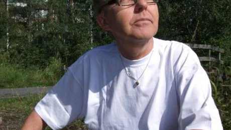 RYMDBOK. Historieläraren Carsten Ryytty är aktuell med två nya faktaböcker. Den ena handlar om rymden, något som intresserar honom mycket, särskilt den äldsta rymdhistorien om Sputnik. FOTO:ELSA RENSFELDT