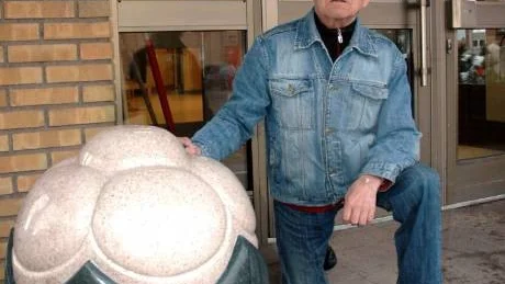 HJORTRONKLART. Nu har SOT-nämnden i Gällivare bestämt sig. Kommunens symbol, hjortronet, ska i framtiden pryda olika platser i tätorten. "Vi är eniga i nämnden", säger Botolf Brandebo, (V).