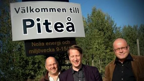 DIODSKYLTAR. Jörgen Hult från kommunens tillväxt- och utvecklingskontor omgiven av Roland Ekerlin och Tommy Dahlberg från Piteåföretaget Diod norr, som tagit fram en ny generations digitala informationsskyltar längs E4:an.