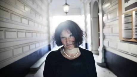 SKREV OM. Det har gått fyra år sedan Monika Fagerholms förra roman Den amerikanska flickan publicerades. Efter mycken vånda och en rejäl omstart kommer nu uppföljaren Glitterscenen.