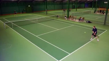 BÄSTA GRENEN. Det blev Simon Enströms individuella styrka i tennisen som fällde avgörandet. Erik Lovén gjorde allt som stod i hans makt men lyckades inte vinna mer än sex bollar.