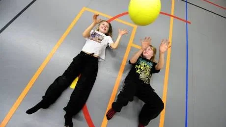 TESTADE NYA HALLEN. Nioåriga Marcus Huhta och kompisen Ida Hagerman, 10, tog chansen att känna på den nya sporthallen direkt efter invigningen. Hallen fick också ett högt betyg av båda.