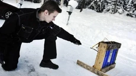 HÅLL AVSTÅND. Andreas Norberg visar hur bomben tänds. Han sitter på huk och håller längsta möjliga avstånd till pjäsen.