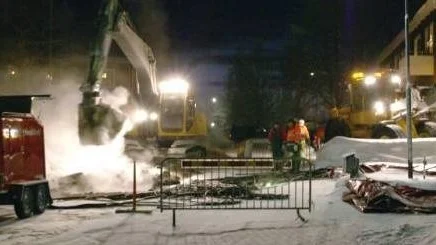 KALLT. I 34 minusgrader arbetar personalen febrilt för att komma åt och reparera läckan.                Foto: Roger Tuomas