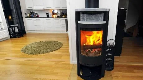 Man ska se efter i handboken innan man eldar i en kamin, så den inte blir för varm. Två-tre kilo ved i timmen är tillräckligt och man ska inte elda mer än fyra timmar i sträck.