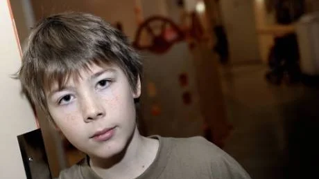 FULA ORD. "Mannen som misshandlade mig sa en massa fula ord till mig, fitta, bög,hora och till min kompis skrek han "stick iväg ungdjävel, hon blev jätterädd", säger Andreas Rönnberg  11 år. Snöbollen kastade han mot bilen för att stila sig för tjejkompisen och så här i efterskott säger han att det var fel att kasta.