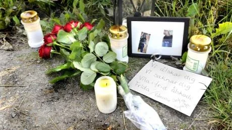SORGENS BY. Vänner hade under gårdagen ställt ut bilder och lämnat en sista hälsning till Frida Stenberg vid infarten till gården där hennes liv släcktes.