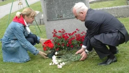 BLOMMOR. Katerina Ekström, ordförande för rysk-svenska föreningen Sputnik, och ambassadör Alexander M. Kadakin lägger blommor vid graven med okända ryska soldater på Piteå stadskyrkas kyrkogård.