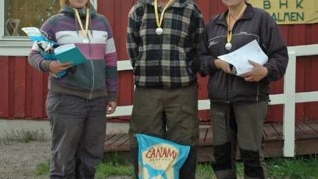 tålmodiga förare. Tre mycket glada och nöjda pristagare i nybörjarklassen: Mari Kurttio, Rolf Johansson och Yvonne Fång. Foto: Katarina Mosesson