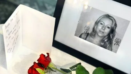 DÖDADES. Det var den 26 augusti som den 24-åriga tvåbarnsmamman Frida Stenberg dödades i                          Smedsbyn. Frida Stenberg och 37-åringen var separerade och händelsen inträffade då hon skulle hämta ett av barnen hos honom, samma dag hade tingsrätten                         beslutat att hon skulle ha vårdnaden om de båda barnen.