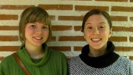 LEDSAGARE. Annie Wahlén och Julia Gumbert är två av flera medlemmar i Röda korset i Haparanda som erbjuder sig att följa med på teater.