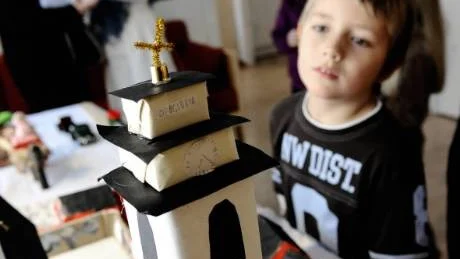 LITEN ARKITEKT. "Kyrkan är av papper och kartong", berättar Elis Bergdahl. Foto: Roland S Lundström