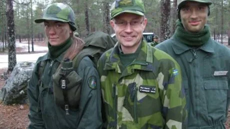 SAMMA VÄG. Anna-Mi Svedjekrans, Alvik och Adam Lundkvist, Norrfjärden, är två 15-åringar som tagit chansen att gå prova på-kurs på F 21 under Flygvapenfrivilliga Nords ledning. Kanske går det för de båda som för officeren i mitten, mellanchef Mikael Helgesson som gick den här kursen 1981 och sen valde militärlivet som yrkesbana.