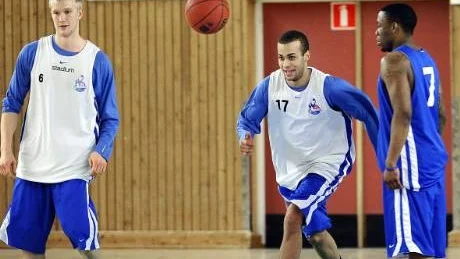 joker 1. Andreas Person, här mellan Niklas Sellin och Rudy Mbemba, gjorde sin bästa match i LF-linnet i tisdags.Foto: Roland S Lundström
