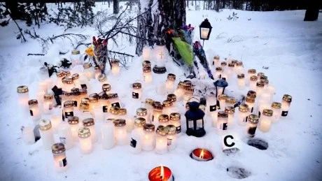 SAKNAD. Många har tänt lyktor och lämnat blommor vid olycksplatsen där 22-årige William Borg så tragiskt omkom.