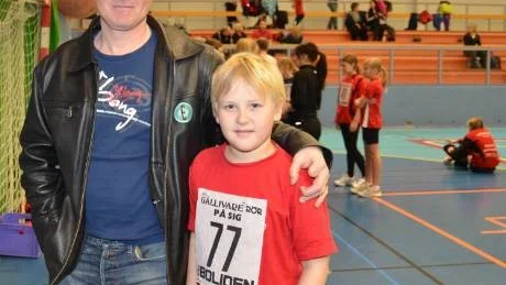 FAMILJEENGAGEMANG. Simon Engebro och pappa Håkan representerade det breda familjeintresset för friidrott i Gällivare. Kula är Simons favoritgren.