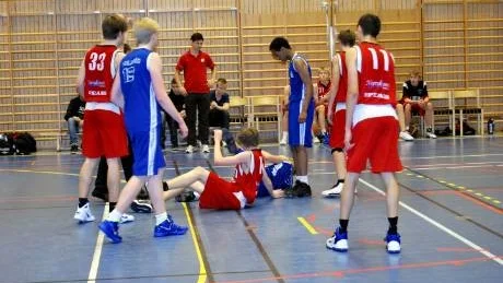 TUFFT SPEL. Gladan Basket-Polisen, John Sinclair (33), Gustav Bergström (11), Johannes Fåhreus (14, liggandes).