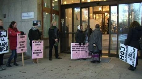 MOT DELADE TURER. En del av de anställda inom äldreomsorgen fortsätter kampen mot delade turer. På måndagen demonstrerade de inför kommunfullmäktige vid stadshusets entré.