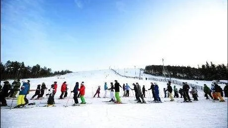 POPULÄR SLALOMBACKE. Slalombacken i Måttsund är populär bland utförsåkare i Luleå. Snart kan det gå att åka i backen. Det hänger bara på att det blir kallare så att konstsnön inte tinar bort.