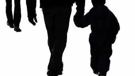 FLER OCH LÄNGRE. Varje år är cirka 55.000 barn i Sverige med om att föräldrar skiljer sig eller separerar. Sedan 2001 har antalet separationer som leder till vårdnadstvister växt från 5-7 procent till 10-15 procent. Konflikter som pågår under en stor del av barnens uppväxt.
